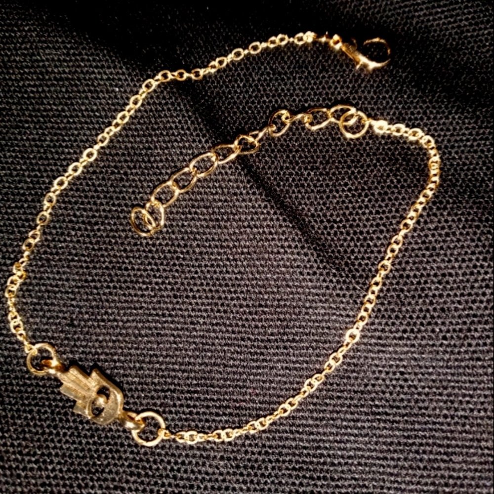 Gold "hand" anklet